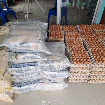 Aom Sushar赴社区派发物资并发声谈现状 呼吁政府倾听民意引关注