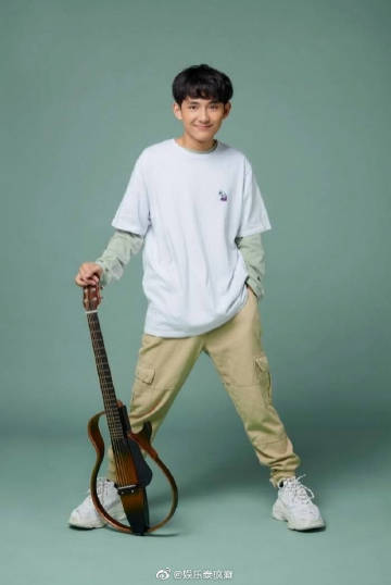 First Anuwat疑似回归社交平台发布海边弹吉他视频 引粉丝热议