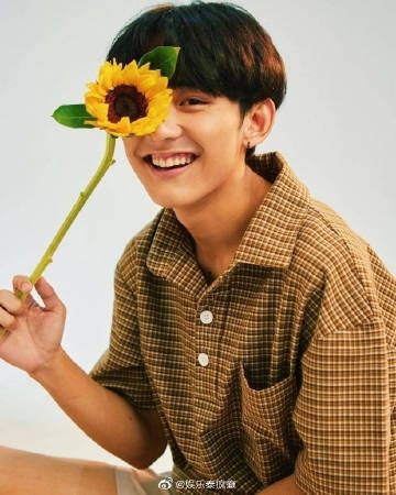 First Anuwat疑似回归社交平台发布海边弹吉他视频 引粉丝热议