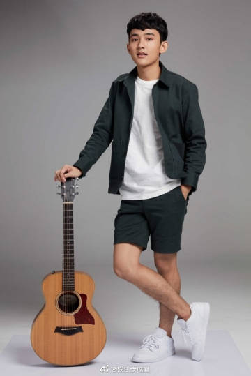 First Anuwat疑似回归社交平台发布海边弹吉他视频 引粉丝热议