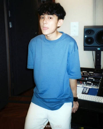 First Anuwat疑似回归社交平台发布海边弹吉他视频 引粉丝热议