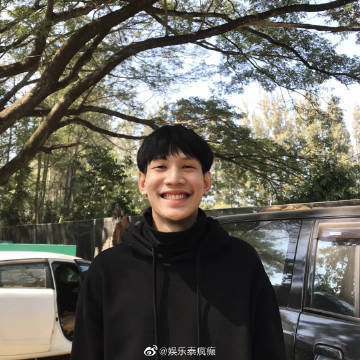 Lazyloxy疫苗相关言论引发讨论 质疑疫苗政策并呼吁开放更多选择