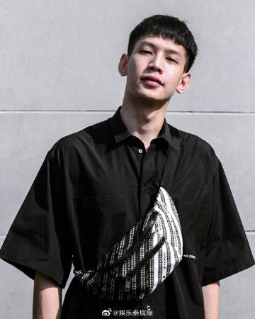 Lazyloxy疫苗相关言论引发讨论 质疑疫苗政策并呼吁开放更多选择