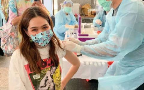 Chompoo Araya接种科兴疫苗引发争议 网络掀正反两派讨论与抵制风波