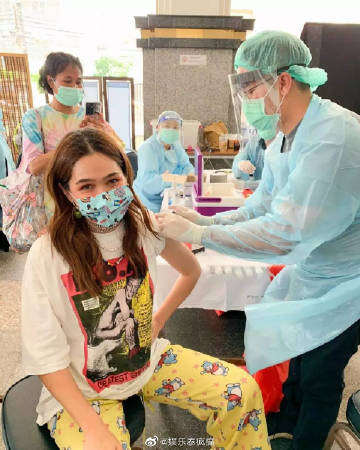 Chompoo Araya接种科兴疫苗引发争议 网络掀正反两派讨论与抵制风波