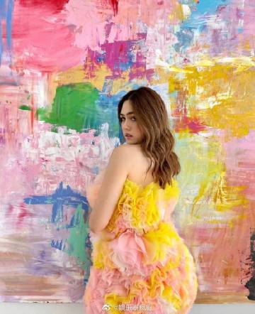 Chompoo Araya接种科兴疫苗引发争议 网络掀正反两派讨论与抵制风波