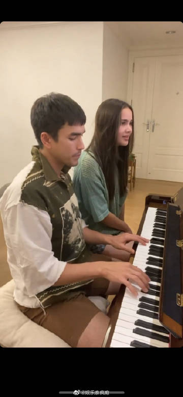 Nadech与Yaya晒自弹自唱甜蜜互动 视频破百万播放引粉丝狂欢