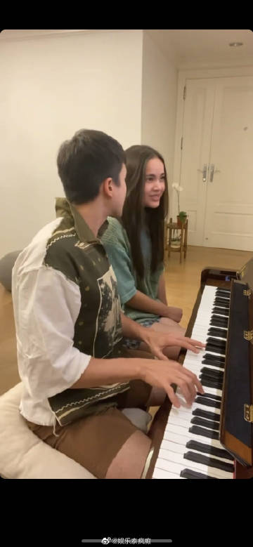 Nadech与Yaya晒自弹自唱甜蜜互动 视频破百万播放引粉丝狂欢