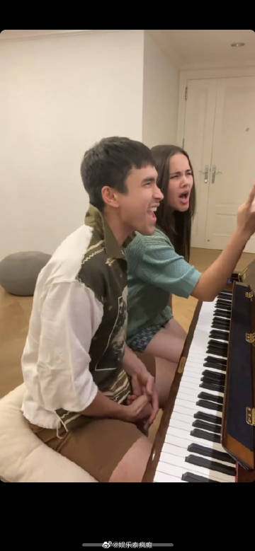 Nadech与Yaya晒自弹自唱甜蜜互动 视频破百万播放引粉丝狂欢