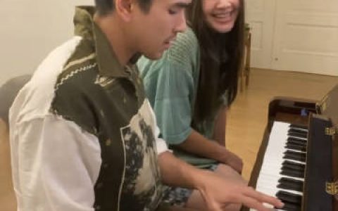 Nadech与Yaya晒自弹自唱甜蜜互动 视频破百万播放引粉丝狂欢