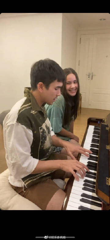 Nadech与Yaya晒自弹自唱甜蜜互动 视频破百万播放引粉丝狂欢