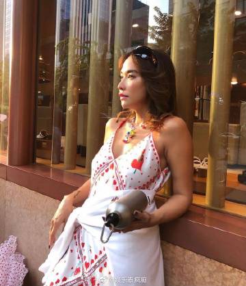 Ploy Chermarn确诊新冠引争议 返曼谷检测呈阳性引发网络讨论