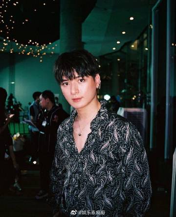 Krist Perawat社交账号粉丝突破300万 粉丝发起话题庆祝登顶热搜