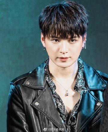 Krist Perawat社交账号粉丝突破300万 粉丝发起话题庆祝登顶热搜