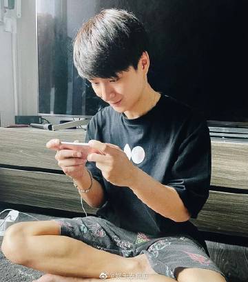 Krist Perawat社交账号粉丝突破300万 粉丝发起话题庆祝登顶热搜