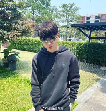 Krist Perawat社交账号粉丝突破300万 粉丝发起话题庆祝登顶热搜