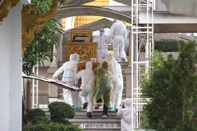 今早因病逝世的喜剧泰斗Kom Chauncheun已于下午完成火葬仪式，女儿Ice和丈夫在现场互相搀扶，崩溃不舍Kom叔最后一程。 女儿Ice现场接受采访时表示是昨晚凌晨2点收到医院的电话，通知她父亲已经快不行了。虽然无法接受，但只能无奈面对。 此刻她很无助，母亲同样确诊新冠肺炎在隔离治疗中，弟弟成为密切接触者也在隔离，一家人只有她和她的丈夫打点一切。还因为防疫需求没有办法让太多人赶往现场，让她十分悲痛。 不过她很感谢来自各界的鼓励和支持，也感谢医疗团队悉心的照顾和治疗。她表示自己会勇敢撑下去，好好照顾好自己和家人。