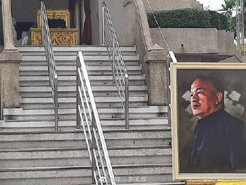 今早因病逝世的喜剧泰斗Kom Chauncheun已于下午完成火葬仪式，女儿Ice和丈夫在现场互相搀扶，崩溃不舍Kom叔最后一程。 女儿Ice现场接受采访时表示是昨晚凌晨2点收到医院的电话，通知她父亲已经快不行了。虽然无法接受，但只能无奈面对。 此刻她很无助，母亲同样确诊新冠肺炎在隔离治疗中，弟弟成为密切接触者也在隔离，一家人只有她和她的丈夫打点一切。还因为防疫需求没有办法让太多人赶往现场，让她十分悲痛。 不过她很感谢来自各界的鼓励和支持，也感谢医疗团队悉心的照顾和治疗。她表示自己会勇敢撑下去，好好照顾好自己和家人。