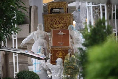 今早因病逝世的喜剧泰斗Kom Chauncheun已于下午完成火葬仪式，女儿Ice和丈夫在现场互相搀扶，崩溃不舍Kom叔最后一程。 女儿Ice现场接受采访时表示是昨晚凌晨2点收到医院的电话，通知她父亲已经快不行了。虽然无法接受，但只能无奈面对。 此刻她很无助，母亲同样确诊新冠肺炎在隔离治疗中，弟弟成为密切接触者也在隔离，一家人只有她和她的丈夫打点一切。还因为防疫需求没有办法让太多人赶往现场，让她十分悲痛。 不过她很感谢来自各界的鼓励和支持，也感谢医疗团队悉心的照顾和治疗。她表示自己会勇敢撑下去，好好照顾好自己和家人。