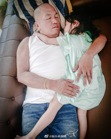 今早因病逝世的喜剧泰斗Kom Chauncheun已于下午完成火葬仪式，女儿Ice和丈夫在现场互相搀扶，崩溃不舍Kom叔最后一程。 女儿Ice现场接受采访时表示是昨晚凌晨2点收到医院的电话，通知她父亲已经快不行了。虽然无法接受，但只能无奈面对。 此刻她很无助，母亲同样确诊新冠肺炎在隔离治疗中，弟弟成为密切接触者也在隔离，一家人只有她和她的丈夫打点一切。还因为防疫需求没有办法让太多人赶往现场，让她十分悲痛。 不过她很感谢来自各界的鼓励和支持，也感谢医疗团队悉心的照顾和治疗。她表示自己会勇敢撑下去，好好照顾好自己和家人。