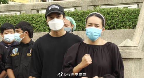 今早因病逝世的喜剧泰斗Kom Chauncheun已于下午完成火葬仪式，女儿Ice和丈夫在现场互相搀扶，崩溃不舍Kom叔最后一程。 女儿Ice现场接受采访时表示是昨晚凌晨2点收到医院的电话，通知她父亲已经快不行了。虽然无法接受，但只能无奈面对。 此刻她很无助，母亲同样确诊新冠肺炎在隔离治疗中，弟弟成为密切接触者也在隔离，一家人只有她和她的丈夫打点一切。还因为防疫需求没有办法让太多人赶往现场，让她十分悲痛。 不过她很感谢来自各界的鼓励和支持，也感谢医疗团队悉心的照顾和治疗。她表示自己会勇敢撑下去，好好照顾好自己和家人。