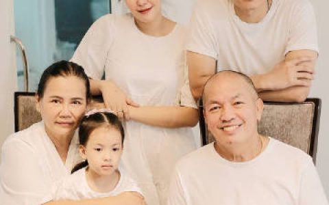 今早因病逝世的喜剧泰斗Kom Chauncheun已于下午完成火葬仪式，女儿Ice和丈夫在现场互相搀扶，崩溃不舍Kom叔最后一程。 女儿Ice现场接受采访时表示是昨晚凌晨2点收到医院的电话，通知她父亲已经快不行了。虽然无法接受，但只能无奈面对。 此刻她很无助，母亲同样确诊新冠肺炎在隔离治疗中，弟弟成为密切接触者也在隔离，一家人只有她和她的丈夫打点一切。还因为防疫需求没有办法让太多人赶往现场，让她十分悲痛。 不过她很感谢来自各界的鼓励和支持，也感谢医疗团队悉心的照顾和治疗。她表示自己会勇敢撑下去，好好照顾好自己和家人。