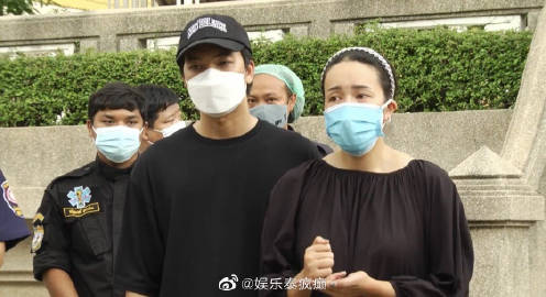 今早因病逝世的喜剧泰斗Kom Chauncheun已于下午完成火葬仪式，女儿Ice和丈夫在现场互相搀扶，崩溃不舍Kom叔最后一程。 女儿Ice现场接受采访时表示是昨晚凌晨2点收到医院的电话，通知她父亲已经快不行了。虽然无法接受，但只能无奈面对。 此刻她很无助，母亲同样确诊新冠肺炎在隔离治疗中，弟弟成为密切接触者也在隔离，一家人只有她和她的丈夫打点一切。还因为防疫需求没有办法让太多人赶往现场，让她十分悲痛。 不过她很感谢来自各界的鼓励和支持，也感谢医疗团队悉心的照顾和治疗。她表示自己会勇敢撑下去，好好照顾好自己和家人。