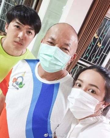 今早因病逝世的喜剧泰斗Kom Chauncheun已于下午完成火葬仪式，女儿Ice和丈夫在现场互相搀扶，崩溃不舍Kom叔最后一程。 女儿Ice现场接受采访时表示是昨晚凌晨2点收到医院的电话，通知她父亲已经快不行了。虽然无法接受，但只能无奈面对。 此刻她很无助，母亲同样确诊新冠肺炎在隔离治疗中，弟弟成为密切接触者也在隔离，一家人只有她和她的丈夫打点一切。还因为防疫需求没有办法让太多人赶往现场，让她十分悲痛。 不过她很感谢来自各界的鼓励和支持，也感谢医疗团队悉心的照顾和治疗。她表示自己会勇敢撑下去，好好照顾好自己和家人。