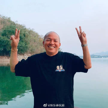 今早因病逝世的喜剧泰斗Kom Chauncheun已于下午完成火葬仪式，女儿Ice和丈夫在现场互相搀扶，崩溃不舍Kom叔最后一程。 女儿Ice现场接受采访时表示是昨晚凌晨2点收到医院的电话，通知她父亲已经快不行了。虽然无法接受，但只能无奈面对。 此刻她很无助，母亲同样确诊新冠肺炎在隔离治疗中，弟弟成为密切接触者也在隔离，一家人只有她和她的丈夫打点一切。还因为防疫需求没有办法让太多人赶往现场，让她十分悲痛。 不过她很感谢来自各界的鼓励和支持，也感谢医疗团队悉心的照顾和治疗。她表示自己会勇敢撑下去，好好照顾好自己和家人。