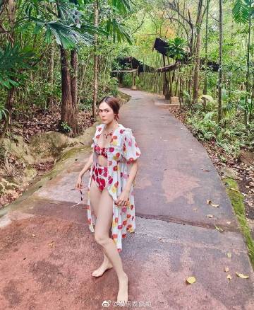 Chompoo Araya度假引发网络讨论 名人出行与防疫责任再掀争议