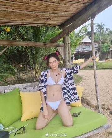 Chompoo Araya度假引发网络讨论 名人出行与防疫责任再掀争议