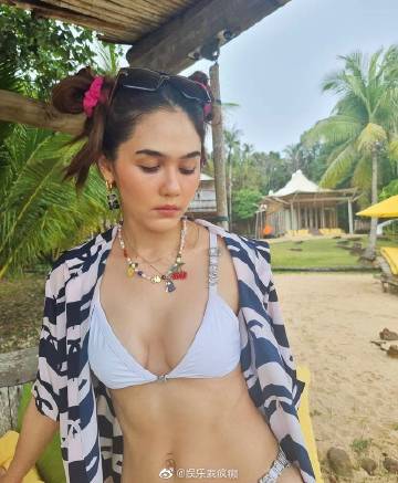 Chompoo Araya度假引发网络讨论 名人出行与防疫责任再掀争议