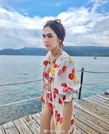 Chompoo Araya度假引发网络讨论 名人出行与防疫责任再掀争议