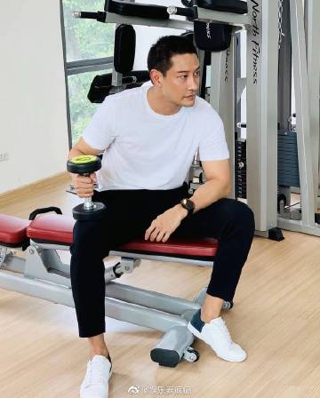 Pong Nawat确诊新冠肺炎发文证实 出现不适后检测呈阳性