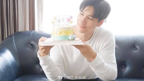 Mike Pattaradet31岁生日获粉丝应援惊喜 发文感谢支持与祝福