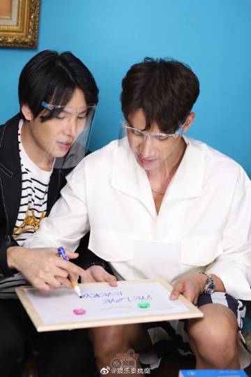 Max Nattapol与Tul Pakorn直播与中国粉丝互动 透露新剧及未来合作计划