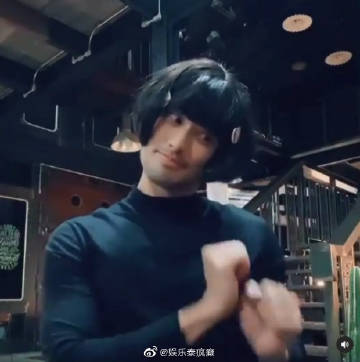 Boy Pakorn发布对嘴自拍视频戴假发卖萌 引网友热议