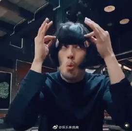 Boy Pakorn发布对嘴自拍视频戴假发卖萌 引网友热议