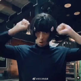 Boy Pakorn发布对嘴自拍视频戴假发卖萌 引网友热议