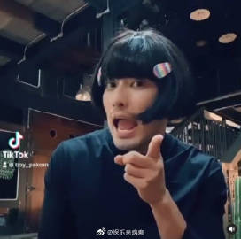 Boy Pakorn发布对嘴自拍视频戴假发卖萌 引网友热议