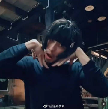 Boy Pakorn发布对嘴自拍视频戴假发卖萌 引网友热议