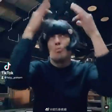 Boy Pakorn发布对嘴自拍视频戴假发卖萌 引网友热议