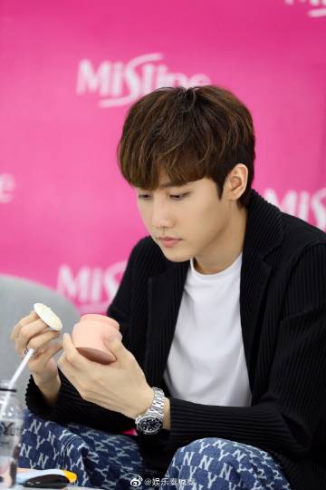 Mark Siwat与Gun Napat直播透露将合作新剧 引发粉丝期待