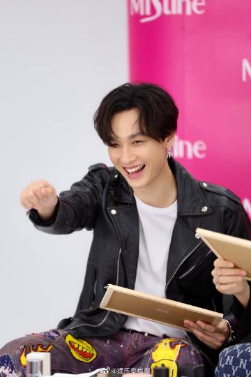 Mark Siwat与Gun Napat直播透露将合作新剧 引发粉丝期待