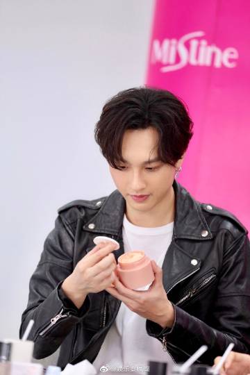 Mark Siwat与Gun Napat直播透露将合作新剧 引发粉丝期待