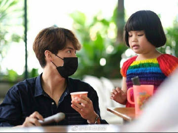 Win Metawin参与慈善活动 捐赠善款支持多家儿童与社会福利机构