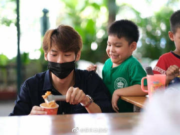 Win Metawin参与慈善活动 捐赠善款支持多家儿童与社会福利机构