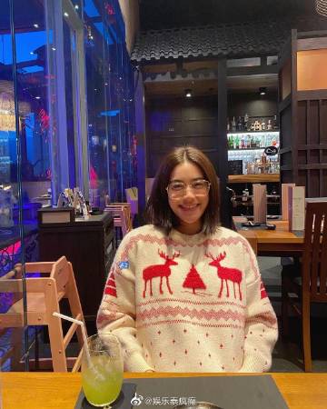 圣诞节明星纷纷晒照送祝福 多位女星造型引粉丝热议