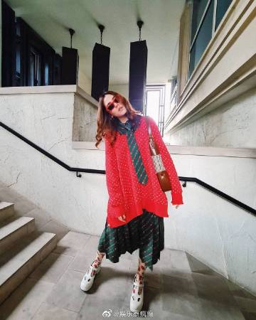 圣诞节明星纷纷晒照送祝福 多位女星造型引粉丝热议