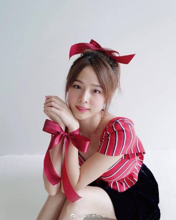 圣诞节明星纷纷晒照送祝福 多位女星造型引粉丝热议